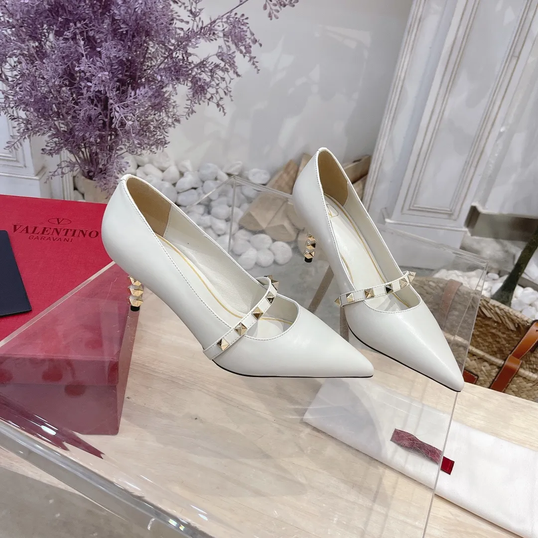 💕💕Factory direct selling price p440💕💕 Genuine leather sole +40 🆕Valentino. Valentino👑👑Latest series in the counter, the highest version, perfect details, very eye-catching catwalk series launched, V family’s hot rivet elements, luxurious and gorgeous! Various colors can be matched with beautiful clothes in spring and summer. There are many choices🎉🎉Exquisite and durable. It is copied at 1:1 of the original product. The upper foot is very pedicure-like. The key point is that it is very good and easy to control. It does not grind the feet and does not tire the feet. It is a walking artifact. The last shape is completely compared to the counter. The details are perfect. Without the original version, it would not be so exquisite! (Note! The heel shape and height are exclusively molded according to the original version, and are not randomly substituted by the market🐂) The color and texture of the fasteners are consistent with the original version! 🔺Fabric: Imported sheepskin, 🔺Lining: According to the original high-gloss imported sheepskin lining 🔺6 colors to choose from: black ➕black belt, black ➕white belt, pink, burgundy, white, apricot 🔺Number of yards: 35 to 42 yards (42 yards are not exchanged) 🔺Heel height: 7cm Rubber sole Genuine leather sole +40